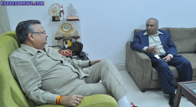 CM RAMAN SINGH WITH CRPF DG, मुख्यमंत्री रमन सिंह ने सीआरपीएफ के महानिदेशक से की मुलाकात