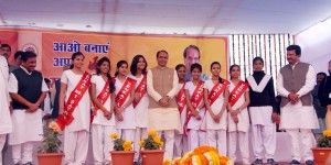 SHIVRAJ SINGH WITH STUDENT IN SATNA