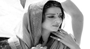 Delhi: Actress Mahi Gill during promotion of a film at Bangla Sahib Gurdwara in New Delhi on Oct. 10, 2015. (Photo: Sunil Majumdar /IANS)