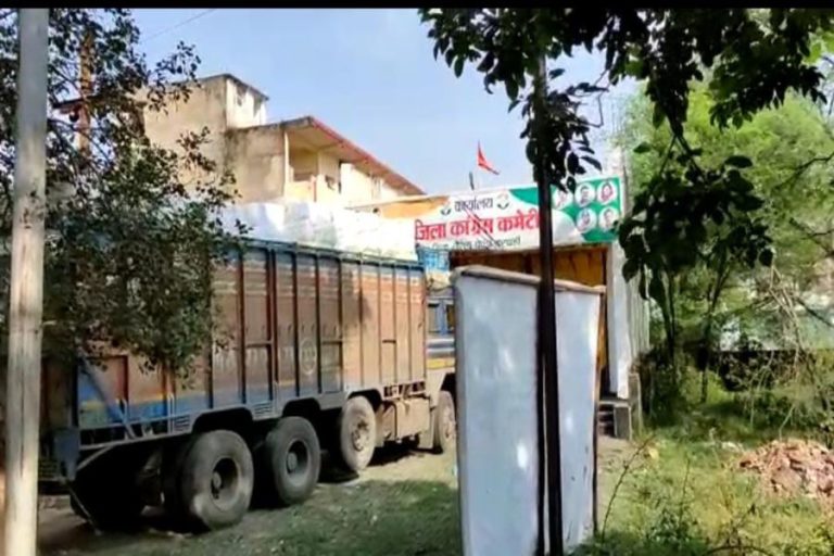 As soon as the election comes, the era of Maan Manuel continues, the truck filled with sari ... seized by BJP