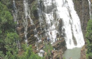 This waterfall of Abujhmad hidden in the lap of nature can become a center of attraction for the tourists, if you too are from Chhattisgarh, then definitely visit this place
