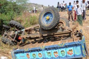 Sports- The life of a young man who went to the game ... was bet of 10 thousand ... The condition was to put the truck in the mud ditch