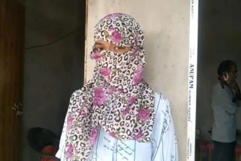 l_girl-wearing-jeans-instead-of-burqa-pulled-out-of-shop-in-assam-1635763627.jpg