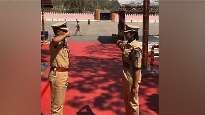 viral video police officer daughter become ias officer father salute 1676552311