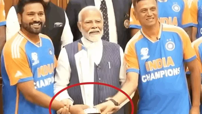 PM Modi, PM Modi With Trophy, Indian Cricket Team